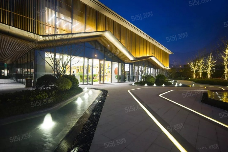 运河与岸实景图