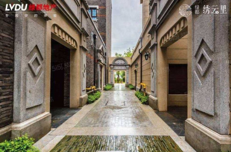 绿都绣云里实景图