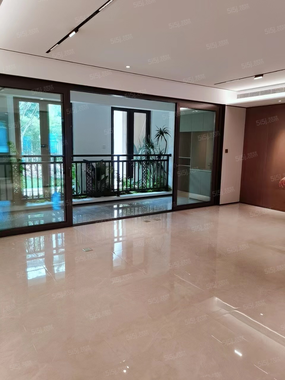 建业河畔洋房实景图